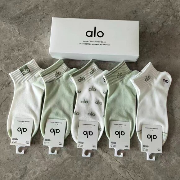 A38- ALO Yoga Women's Green & White Assorted Ankle Socks 5-Pair Boxed Set